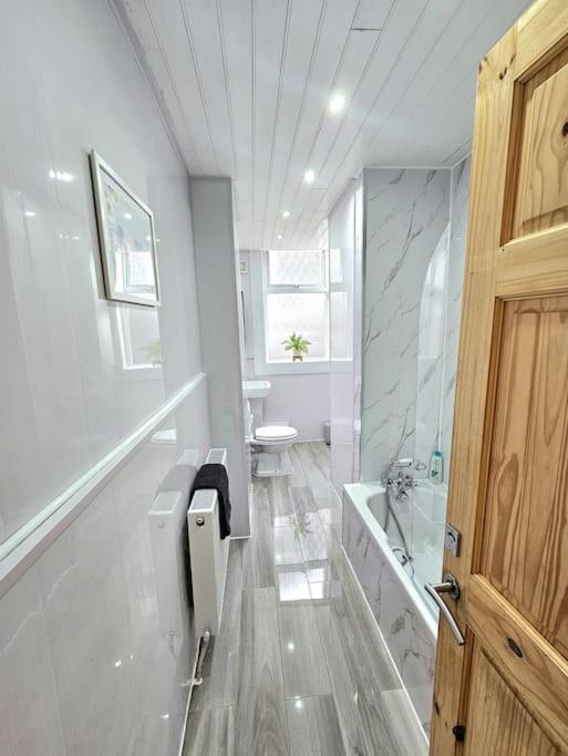 Spacious Haven With Free Parking Glasgow Exterior foto