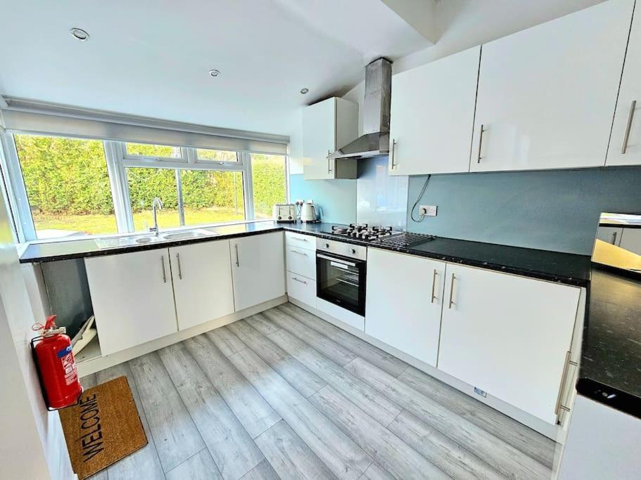 Spacious Haven With Free Parking Glasgow Exterior foto